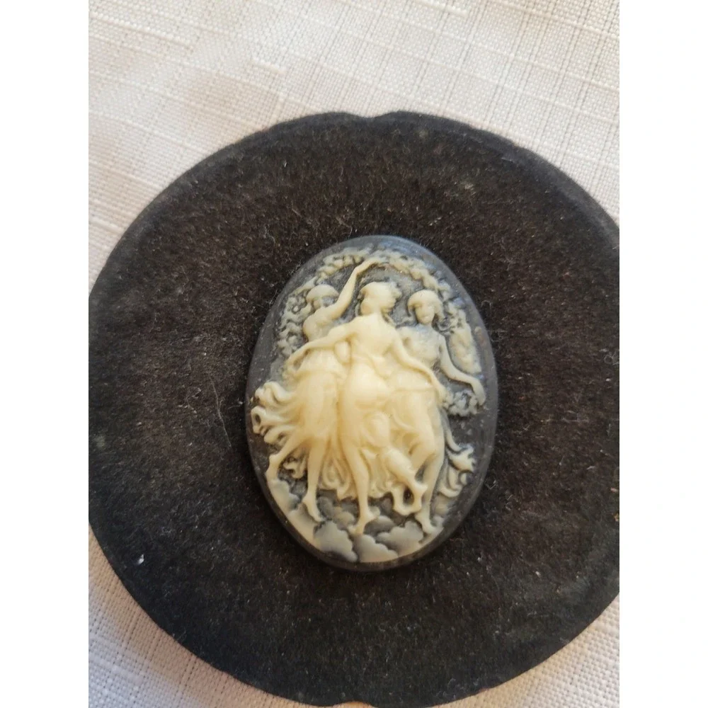 Antique Victorian Edwardian Three Graces Cameo Brooch Pendant with Glass Cover
